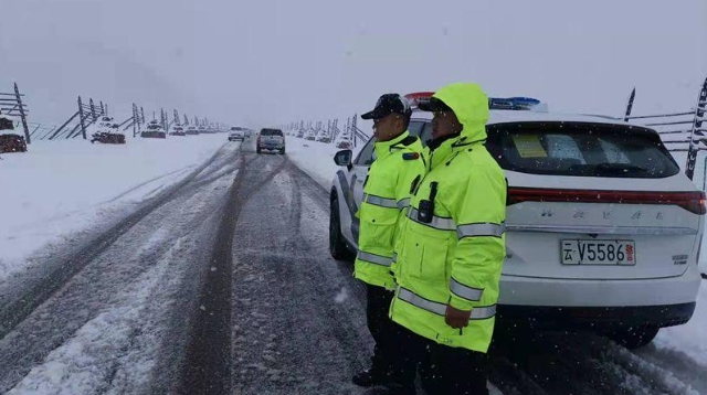 香格里拉交警開展道路交通安全管控行動(dòng)