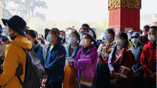 長(zhǎng)假第一天松贊林寺景區(qū)秩序井然