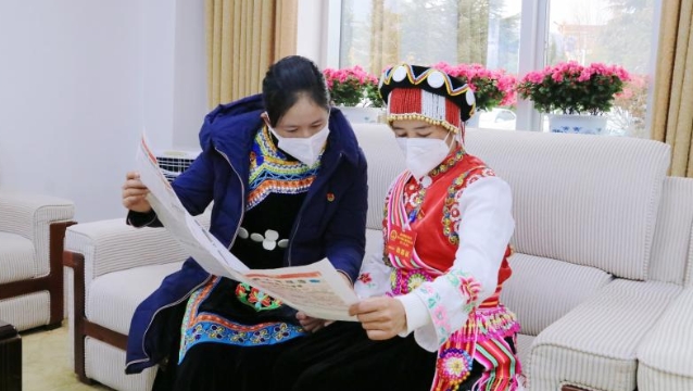 代表看報(bào)關(guān)注“兩會(huì)”新聞