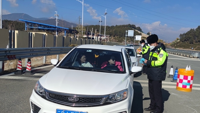 香麗高速公路交巡警大隊(duì)開展春運(yùn)交通安全宣傳活動(dòng)