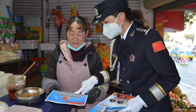 維西縣公安局走上街頭開展宣傳活動(dòng)