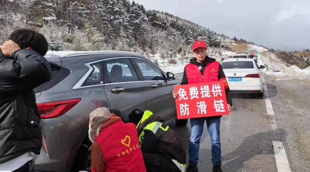 “熒光綠”+“志愿紅”，成為白茫雪山最靚麗的底色
