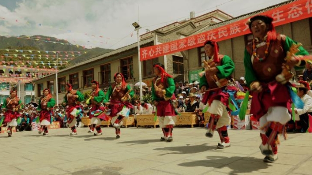 第二屆吉祥珠巴洛弦子展演交流會(huì)在拖頂鄉(xiāng)文化廣場舉辦