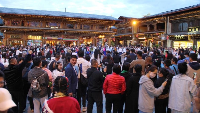 獨克宗古城暑期旅游火爆