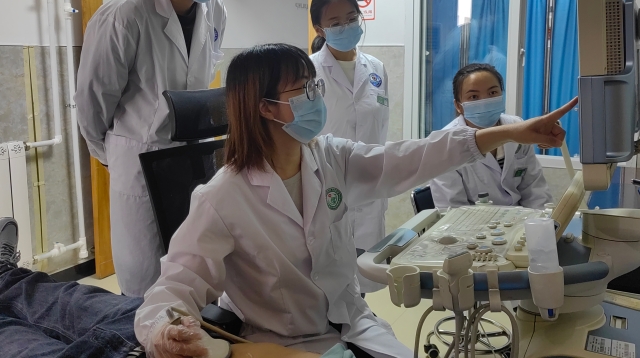上海超聲科專家計(jì)婕以操作示教的方式教授維西縣人民醫(yī)院超聲科醫(yī)務(wù)人員