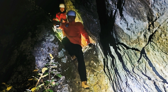 德欽縣消防救援大隊(duì)星夜?fàn)I救被困驢友