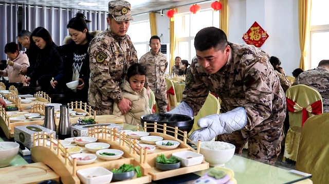 武警云南總隊(duì)機(jī)動某支隊(duì)開展品嘗“軍營過橋米線”活動