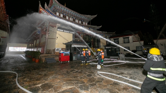 迪慶州消防救援支隊(duì)開展典型場所滅火救援實(shí)戰(zhàn)演練