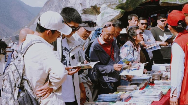 香格里拉虎跳峽旅游經(jīng)營有限公司在上虎跳景點(diǎn)集散服務(wù)中心開展文旅宣傳推介活動