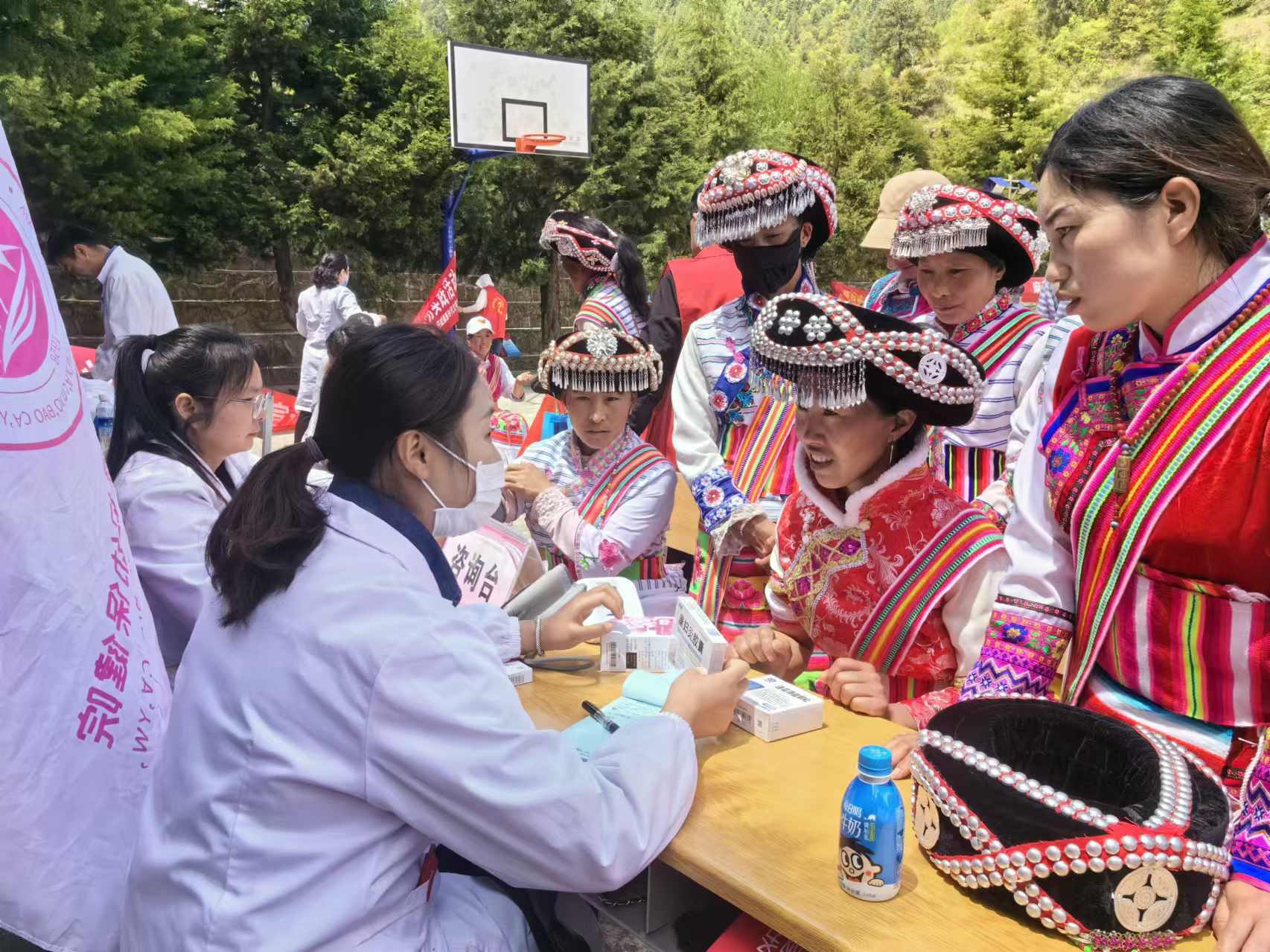 上海幫扶專家、維西縣人民醫(yī)院醫(yī)師組成的先鋒醫(yī)療隊(duì)多次深入村組開展巡回醫(yī)療志愿服務(wù)活動(dòng)