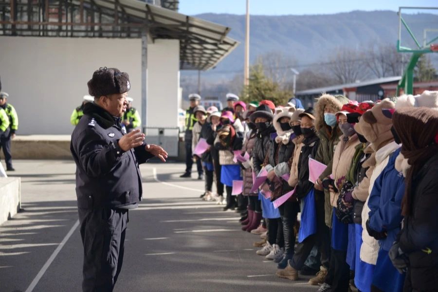 香麗高速公路交巡警大隊深入香格里拉市小中甸鎮(zhèn)團(tuán)結(jié)村、和平村、聯(lián)合村，開展“禁止行人上高速”主題宣傳