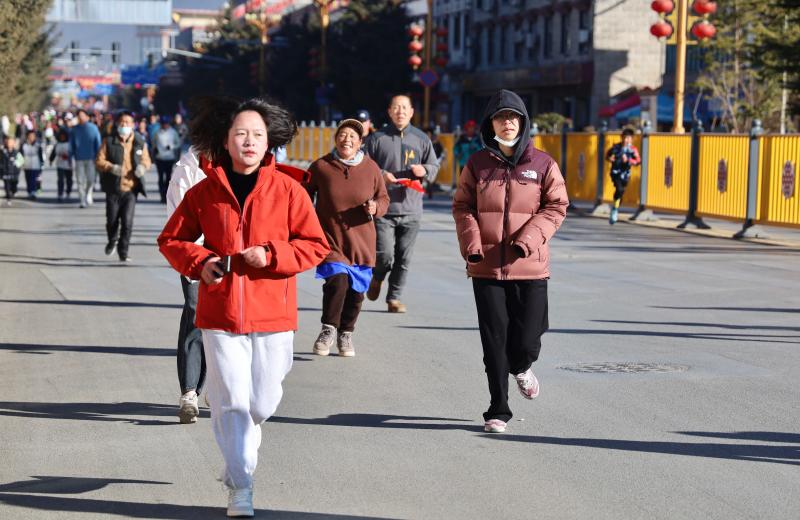 “迪慶·香格里拉2025年第43屆全民健身元旦穿城跑”活動在香格里拉市城區(qū)舉行