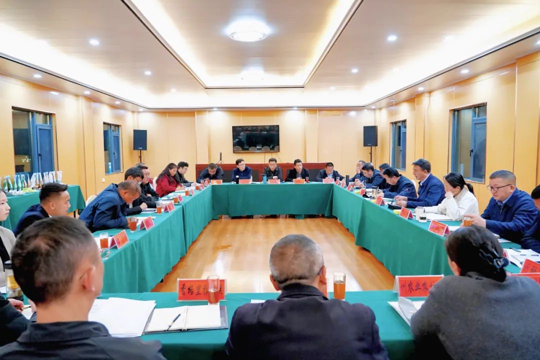 張衛(wèi)東在與涉農(nóng)企業(yè)家夜話時強調(diào)：要凝聚政企發(fā)展合力，推動涉農(nóng)企業(yè)高質(zhì)量發(fā)展