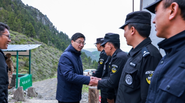 羅朝峰到東旺鄉(xiāng)蟲草山調(diào)研和諧邊界建設情況