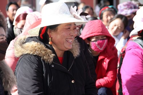 “脫口秀”讓村民聽得臉上露笑容。 劉忠俊 攝