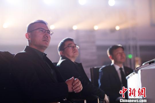 圖為大賽現(xiàn)場評委?！『闻罾?攝