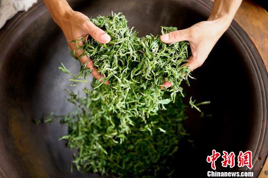 圖為墨脫茶廠的員工在炒茶。墨脫縣委宣傳部供圖
