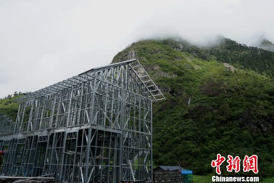 圖為玉麥鄉(xiāng)正在實(shí)施生態(tài)文明小康示范點(diǎn)建設(shè)，居民住宅進(jìn)行全面改造，別墅式建筑均采用裝配式輕鋼龍骨結(jié)構(gòu)，具備抗震、防銹等特點(diǎn)?！〗w波 攝