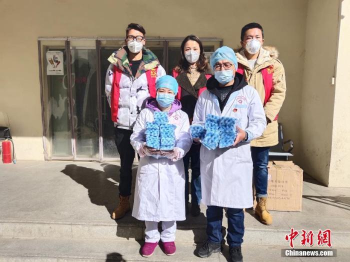 圖后排中間為萍措。(資料圖片) <a target='_blank' href='http://www.chinanews.com/'><p  align=