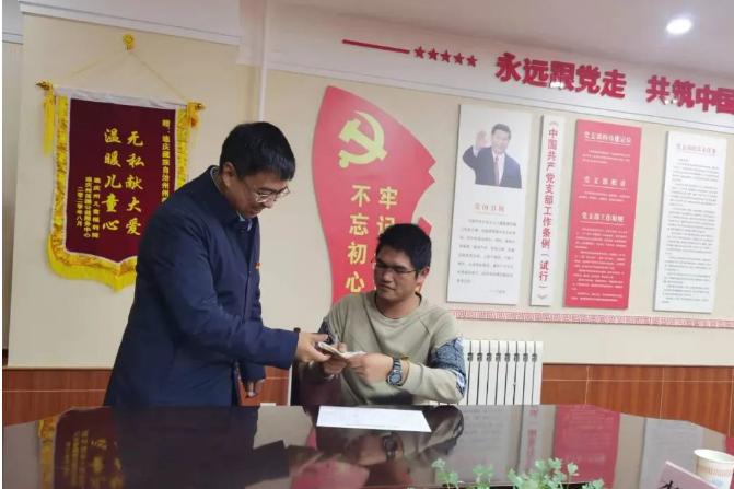 彭山以普通黨員身份參加州委辦第二黨支部組織生活會(huì)，并講授黨課！