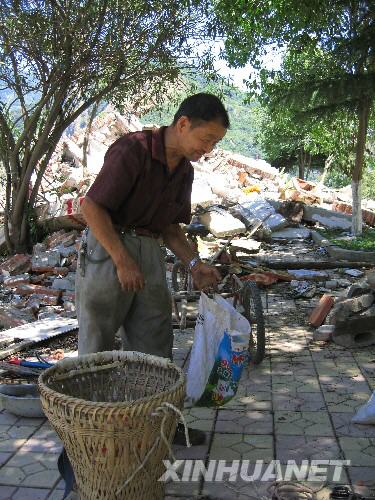 7月5日，北川縣城的一位居民在縣城內(nèi)尋找自己的物品。當(dāng)日，記者經(jīng)特許進(jìn)入地震重災(zāi)區(qū)北川縣城采訪，用相機(jī)記錄下北川縣城的現(xiàn)狀。 