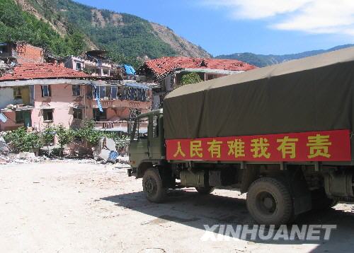 防化兵某部的軍車停在北川縣城內(nèi)（7月5日攝）。7月5日，記者經(jīng)特許進(jìn)入地震重災(zāi)區(qū)北川縣城采訪，用相機(jī)記錄下北川縣城的現(xiàn)狀。