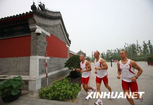 7月27日晚，三名波蘭運(yùn)動(dòng)員在北京奧運(yùn)村內(nèi)跑步。當(dāng)日，2008年北京奧運(yùn)會(huì)奧運(yùn)村正式開村，奧運(yùn)村將接待來(lái)自200余個(gè)國(guó)家和地區(qū)的16000余名運(yùn)動(dòng)員和隨隊(duì)官員。 