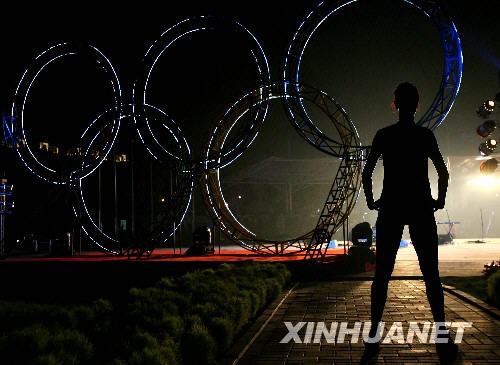 7月27日晚，一名瑞典運(yùn)動(dòng)員在北京奧運(yùn)村內(nèi)的五環(huán)標(biāo)志旁留影。當(dāng)日，2008年北京奧運(yùn)會(huì)奧運(yùn)村正式開村，奧運(yùn)村將接待來(lái)自200余個(gè)國(guó)家和地區(qū)的16000余名運(yùn)動(dòng)員和隨隊(duì)官員。