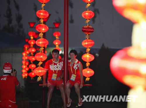  7月27日晚，俄羅斯代表團(tuán)成員在北京奧運(yùn)村內(nèi)的紅燈籠旁留影。當(dāng)日，2008年北京奧運(yùn)會(huì)奧運(yùn)村正式開村，奧運(yùn)村將接待來(lái)自200余個(gè)國(guó)家和地區(qū)的16000余名運(yùn)動(dòng)員和隨隊(duì)官員。