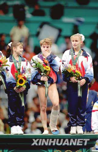 1996年7月23日，在第26屆亞特蘭大奧運會女子體操團體自選動作決賽中，美國女子體操隊最后一個出場的斯特拉克·科爾左腿已經(jīng)受傷，然而她在跳馬比賽中，落地仍能穩(wěn)穩(wěn)站定，為美國隊贏得致勝的9.712分。科爾的出色表現(xiàn)給觀眾留下深刻印象。這是科爾（中）在冠軍領獎臺上喜極而泣。