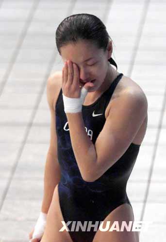 2000年9月28日，中國選手伏明霞在悉尼奧運會女子3米跳板跳水決賽中，以609.42分奪得冠軍。這是伏明霞確認自己穩(wěn)獲金牌后，禁不住熱淚盈眶。伏明霞是世界跳水史和中國奧運史上一位傳奇式人物，從1992年到2000年的連續(xù)三屆奧運會跳臺和跳板比賽中共奪得四枚金牌。