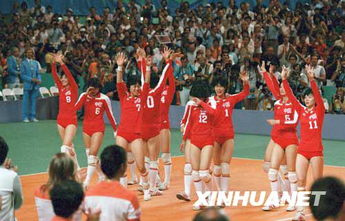 1984年8月7日，在第23屆洛杉磯奧運會上，中國女排以3比0戰(zhàn)勝美國隊，獲得冠軍，實現(xiàn)了世界杯、世錦賽和奧運會“三連冠”。這是女排隊員奪冠后喜極而泣。