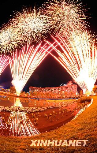 8月2日，北京奧運(yùn)會(huì)開幕式進(jìn)行第二次彩排，燃放的焰火綻放在北京上空。