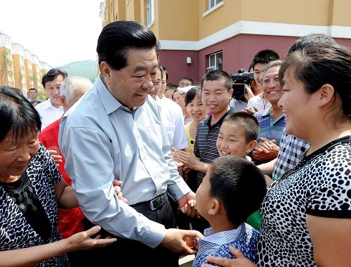 7月8日至13日，中共中央政治局常委、全國政協(xié)主席賈慶林在吉林調(diào)研。這是7月10日，賈慶林專程來到去年洪澇災(zāi)害受災(zāi)最重的永吉縣口前鎮(zhèn)，看望慰問受災(zāi)群眾，詳細(xì)了解災(zāi)后恢復(fù)重建情況。新華社記者 馬占成 攝
